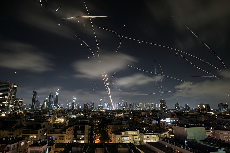 Le système de défense aérienne israélien Dôme de fer intercepte des missiles lors d'une attaque iranienne au-dessus de Tel-Aviv, en Israël, mercredi 18 juin 2025. 