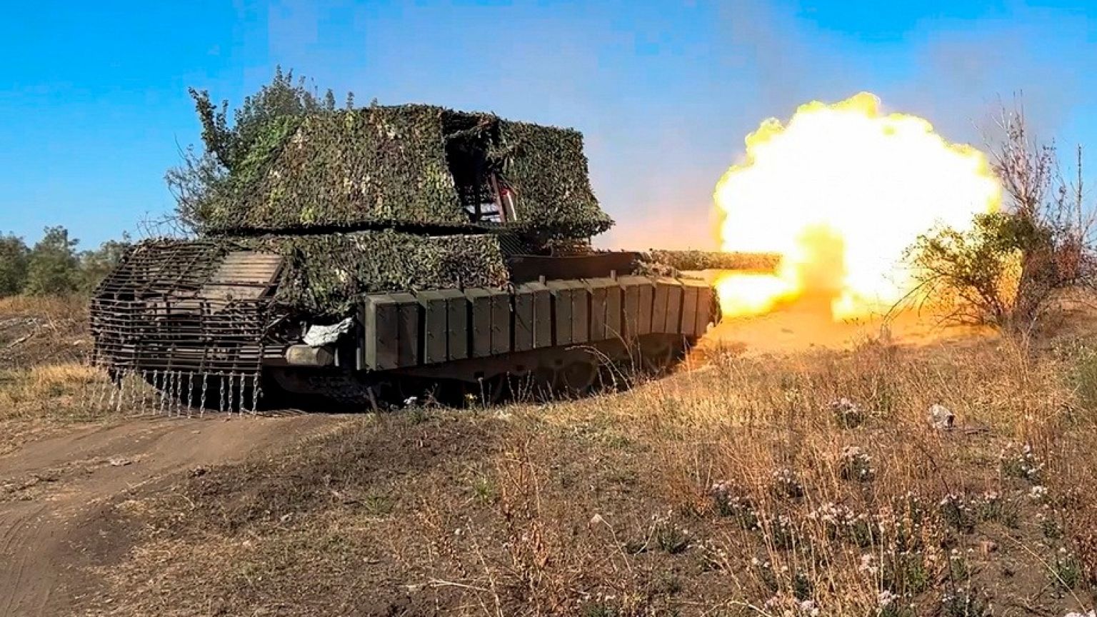 Un tanque ruso dispara hacia posiciones ucranianas en un lugar no revelado de Ucrania el pasado octubre de 2024.