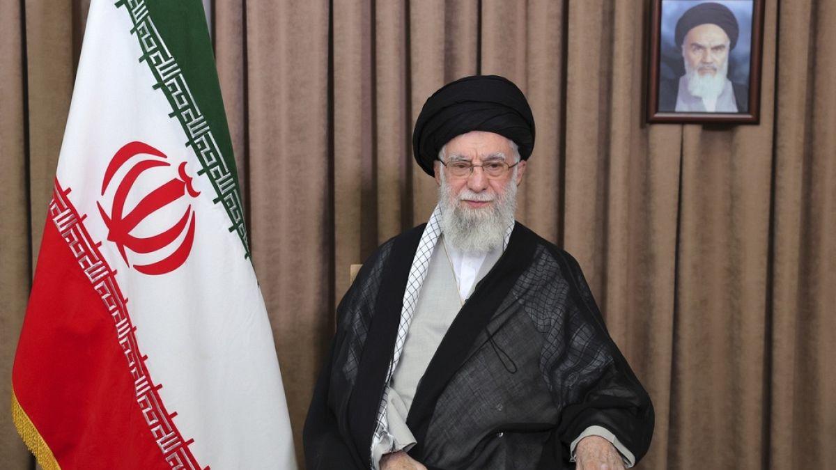 في حال اغتيال خامنئي.. ما هي حظوظ ابنه مجتبى في خلافته؟