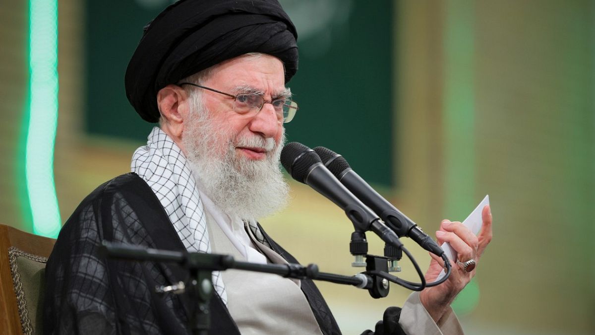 خامنئي يردّ على ترامب ويتوعّد إسرائيل: إيران لن تستسلم للغة التهديد