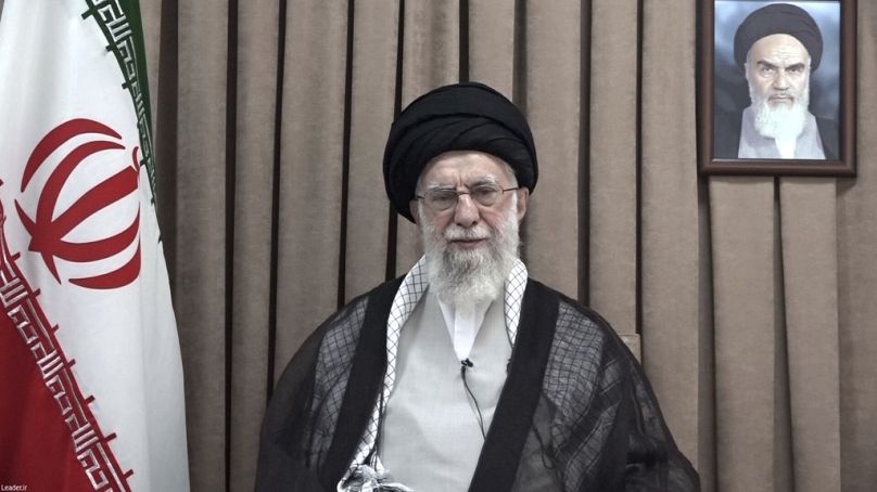 Am Mittwoch veröffentlichte das Mullah-Regime dieses angeschlagene Foto von Irans Obersten Führer Ayatollah Ali Khamei. 