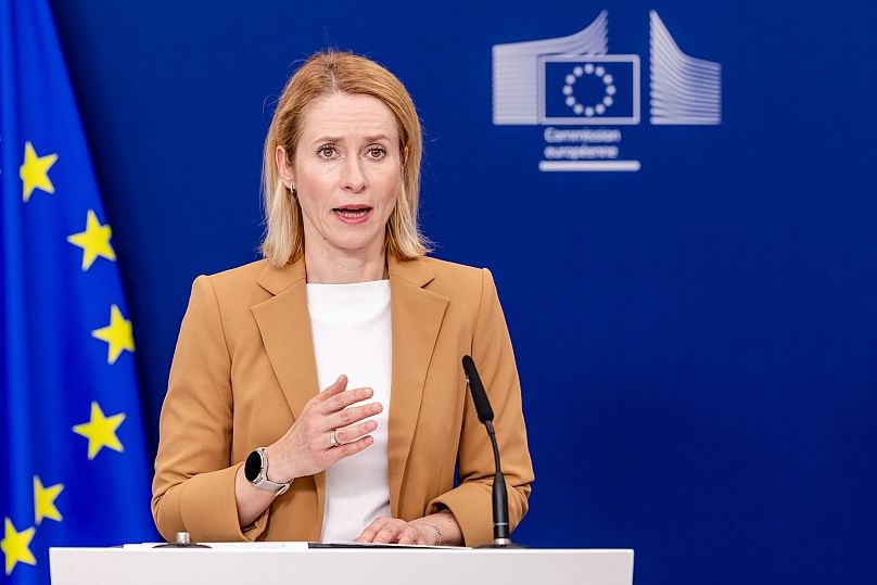 La jefa de Política Exterior de la Unión Europea, Kaja Kallas, se dirige a los medios de comunicación en la sede de la UE en Bruselas.