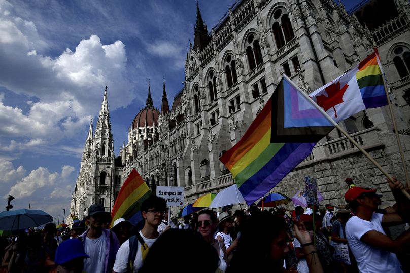 Membros e apoiantes da comunidade LGBTQ húngara marcham em Budapeste,no sábado, 23 de julho de 2022. 