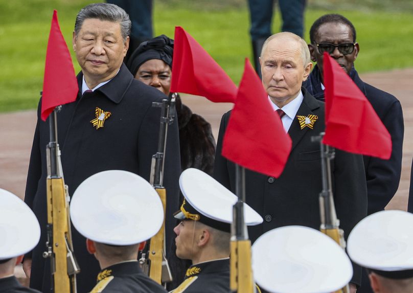 Xi Jinping e Vladimir Putin numa cerimónia após o desfile militar do Dia da Vitória em Moscovo, Rússia, sexta-feira, 9 de maio de 2025