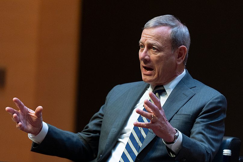 John Roberts, président de la Cour suprême des États-Unis, s'adresse à la promotion 2025 de la faculté de droit de Georgetown, à Washington, le lundi 12 mai 2025