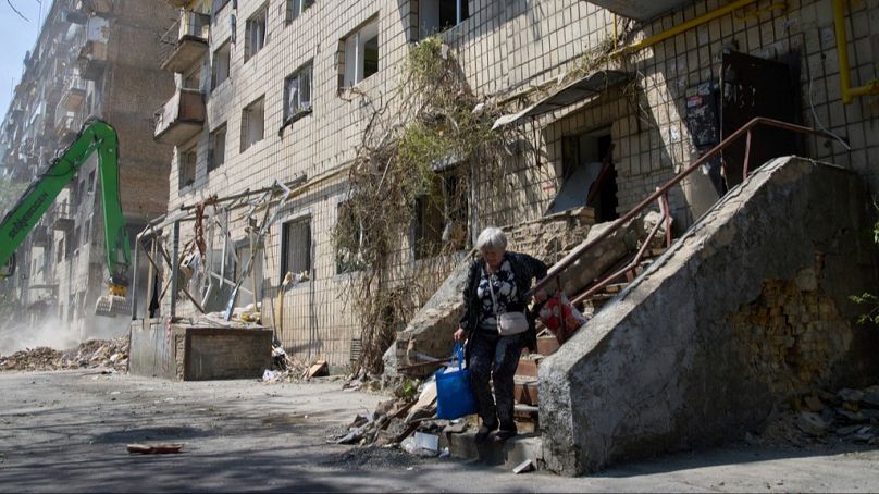 Una anciana saca sus pertenencias de su apartamento, destruido por el ataque con misiles ruso el martes en Kiev, Ucrania, el miércoles 18 de junio de 2025.