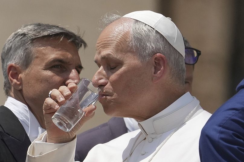 Papst Leo XIV macht es vor und trinkt Wasser