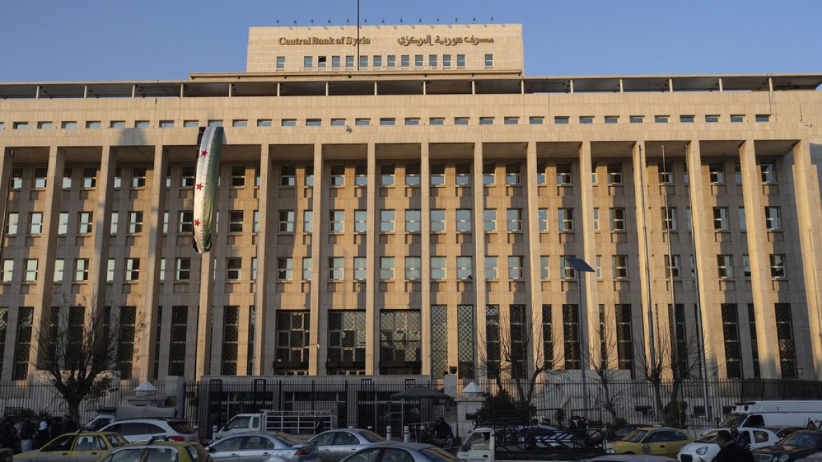 سوريا تجري أول عملية تحويل مصرفي دولي عبر نظام سويفت منذ اندلاع الحرب الأهلية