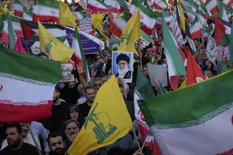متظاهرون يلوّحون بأعلام إيران وحزب الله، لال تجمع في طهران لمناسبة عيد الغدير– السبت 14 حزيران/يونيو 2025
