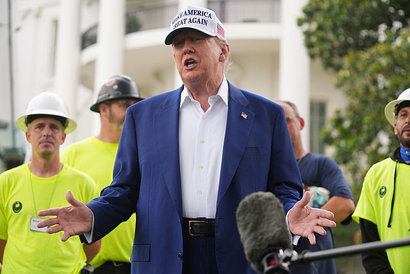 Prezydent Donald Trump mówi o maszcie flagowym instalowanym na południowym trawniku Białego Domu w środę 18 czerwca 2025 r. w Waszyngtonie.