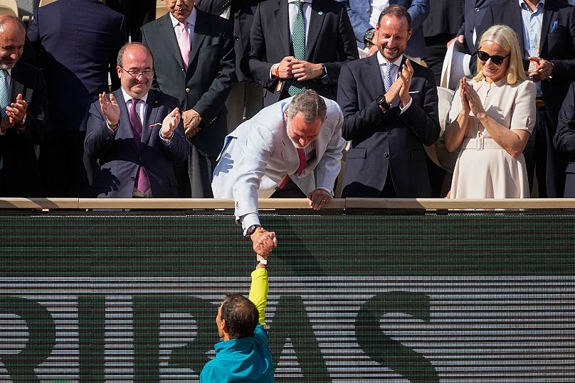 El rey Felipe VI felicita a Rafa Nadal después de que éste derrotara al noruego Casper Ruud en el estadio Roland Garros en París, el 5 de junio de 2022.