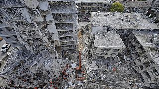 Soldados israelíes buscan entre los escombros de edificios residenciales destruidos por un ataque iraní en Bat Yam, en el centro de Israel, el 15 de junio de 2025.