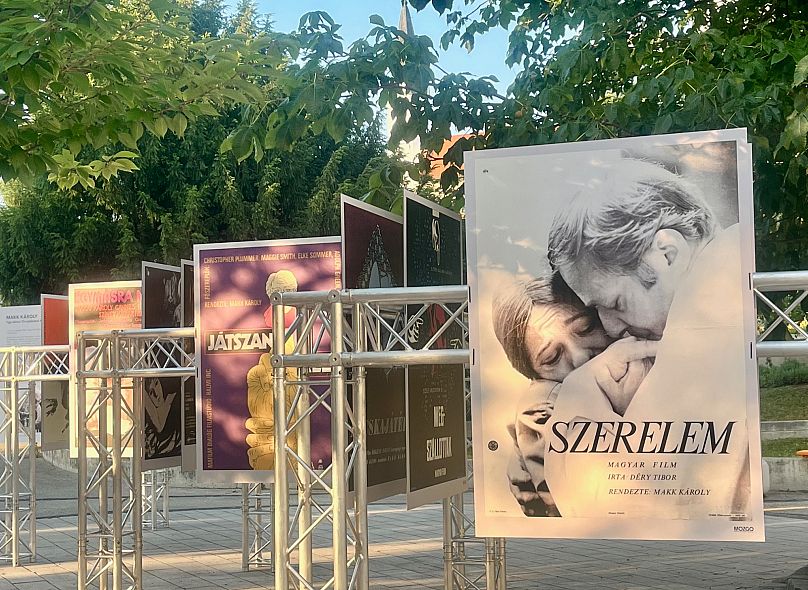 Makk-filmek plakátjai Veszprémben, előtérben a Szerelem című filmé, 2025. június 19-én
