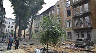 Des personnes observent un immeuble d'habitation incendié à la suite d'une attaque aérienne massive de la Russie à Odessa, en Ukraine, le vendredi 20 juin 2025 ;
