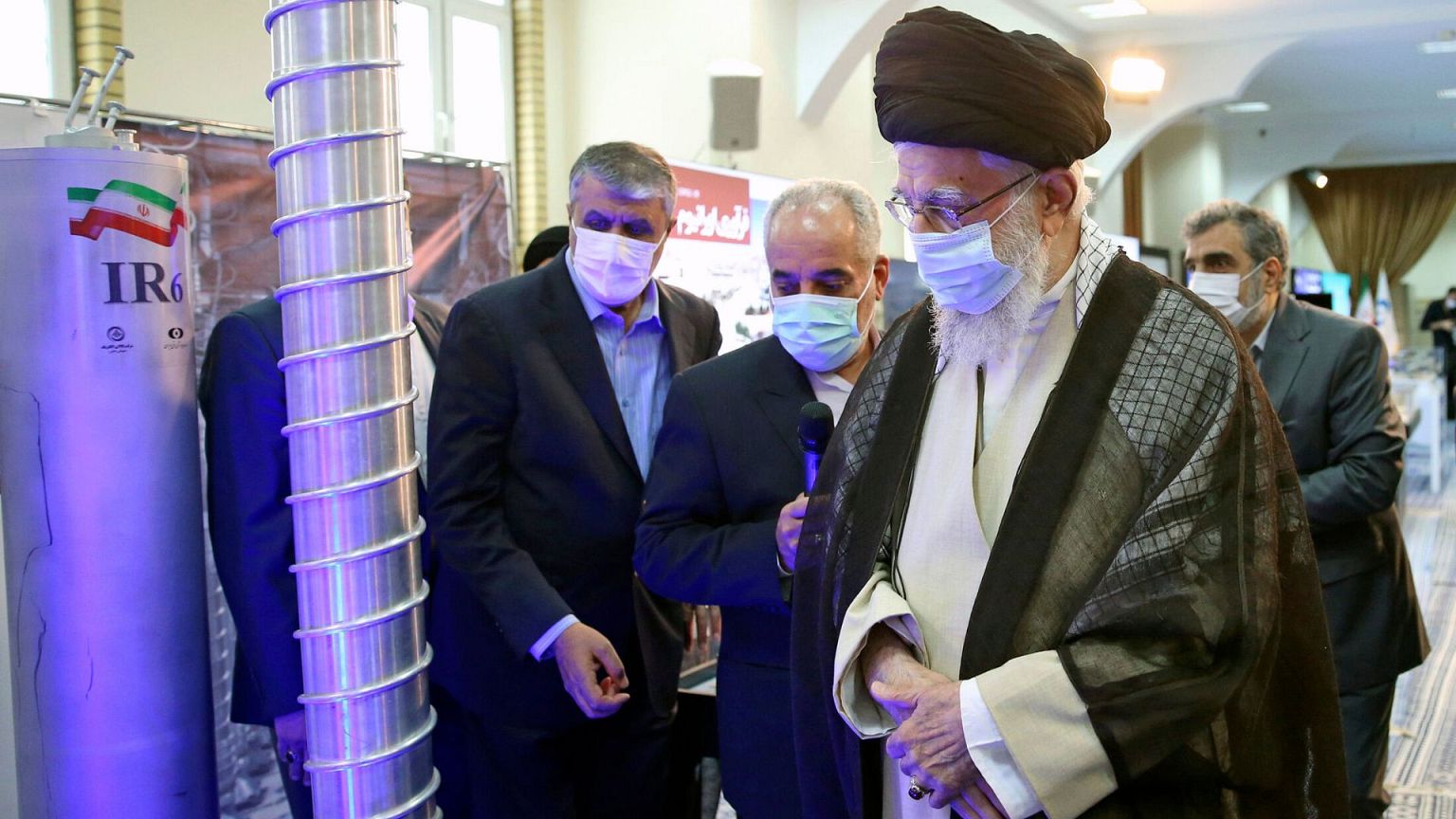 آیت‌الله علی خامنه‌ای، رهبر ایران در حال بازدید از نمایشگاه دستاوردهای هسته‌ای کشور، ایران، یکشنبه، ۱۱ ژوئن ۲۰۲۳