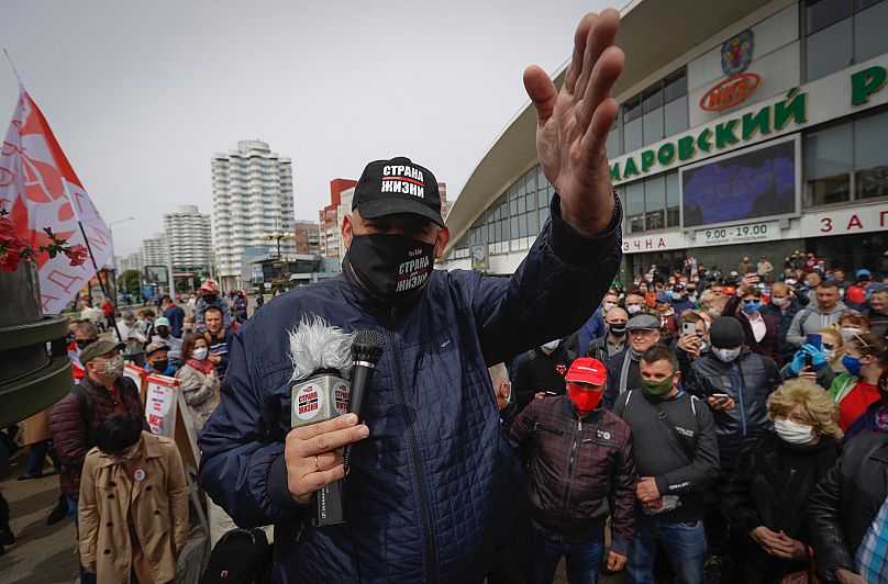 Siarhei Tsikhanouski habla a la gente reunida para firmar y apoyar a posibles candidatos presidenciales en Minsk, Bielorrusia, el domingo 24 de mayo de 2020.