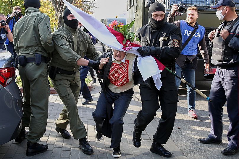 Agentes de policía detienen a Nina Bahinskaya, de 73 años, durante una manifestación de la oposición para protestar por los resultados oficiales de las elecciones.