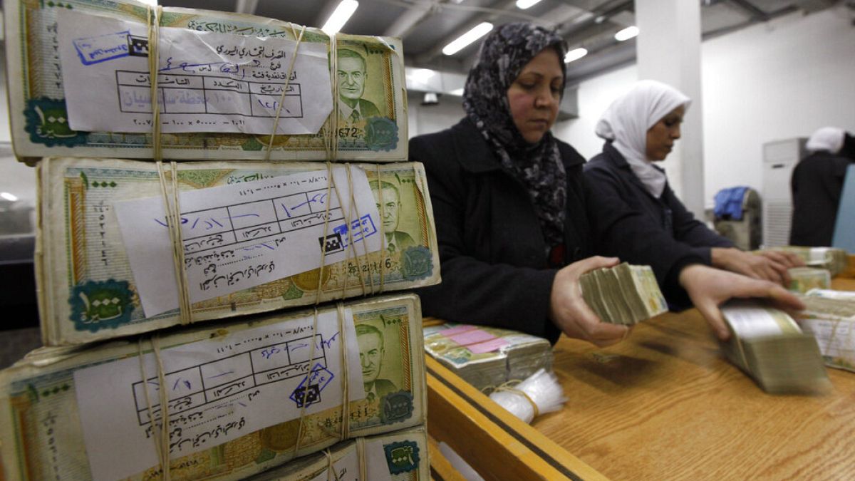 شح السيولة في سوريا.. طوابير لا نهاية لها لاستلام رواتب زهيدة