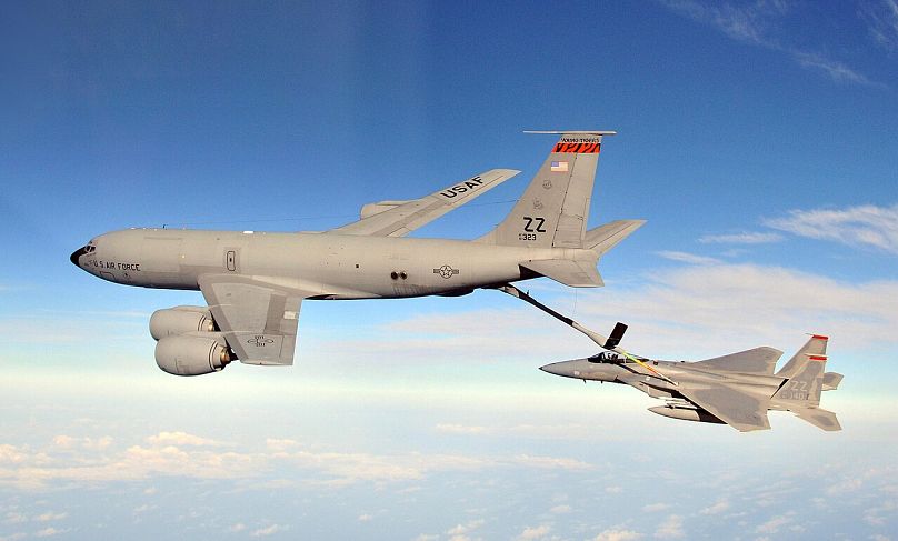 F-15C del 67º Escuadrón de Caza de la Base Aérea de Kadena, Japón, son reabastecidas por un KC-135R Stratotanker del 909º Escuadrón de Reabastecimiento Aéreo durante u