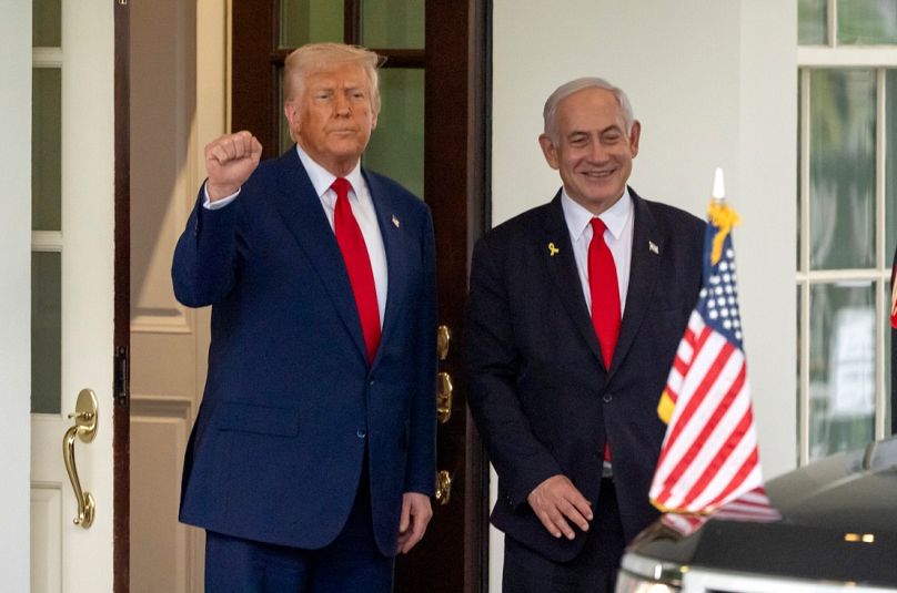 El presidente Donald Trump saluda al primer ministro israelí, Benjamin Netanyahu, a su salida del Ala Oeste de la Casa Blanca, el lunes 7 de abril de 2025, en Washington.