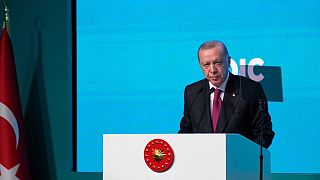 Der türkische Präsident Recep Tayyip Erdogan hält eine Eröffnungsrede während des Treffens des Außenministerrates der Organisation für Islamische Zusammenarbeit in Istanbul, Türkei, Samstag, 21. Juni 2025.  