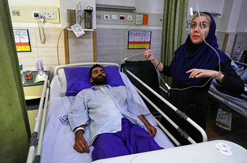 شهرام نورمحمدي يتلقى العلاج في مستشفى بعد غارة إسرائيلية في طهران، إيران، السبت 21 يونيو/حزيران 2025.  