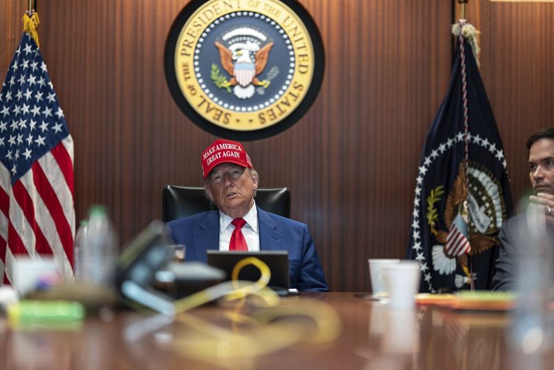 На этом снимке, предоставленном Белым домом, президент Дональд Трамп и госсекретарь Марко Рубио следят за атакой на Иран в Ситуационной комнате в субботу, 21 июня 2025 года