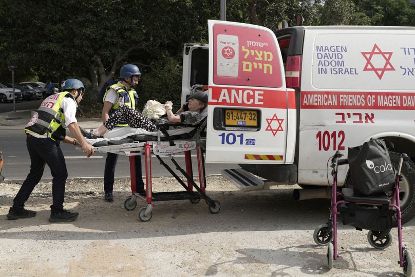 Los paramédicos evacuan a una mujer herida en un ataque con misiles iraníes en Tel Aviv, Israel, el domingo 22 de junio de 2025.
