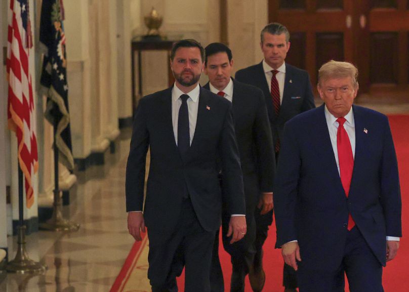 El presidente Donald Trump llega con el vicepresidente JD Vance, el secretario de Estado Marco Rubio y el secretario de Defensa Pete Hegseth para hablar en la Sala Este