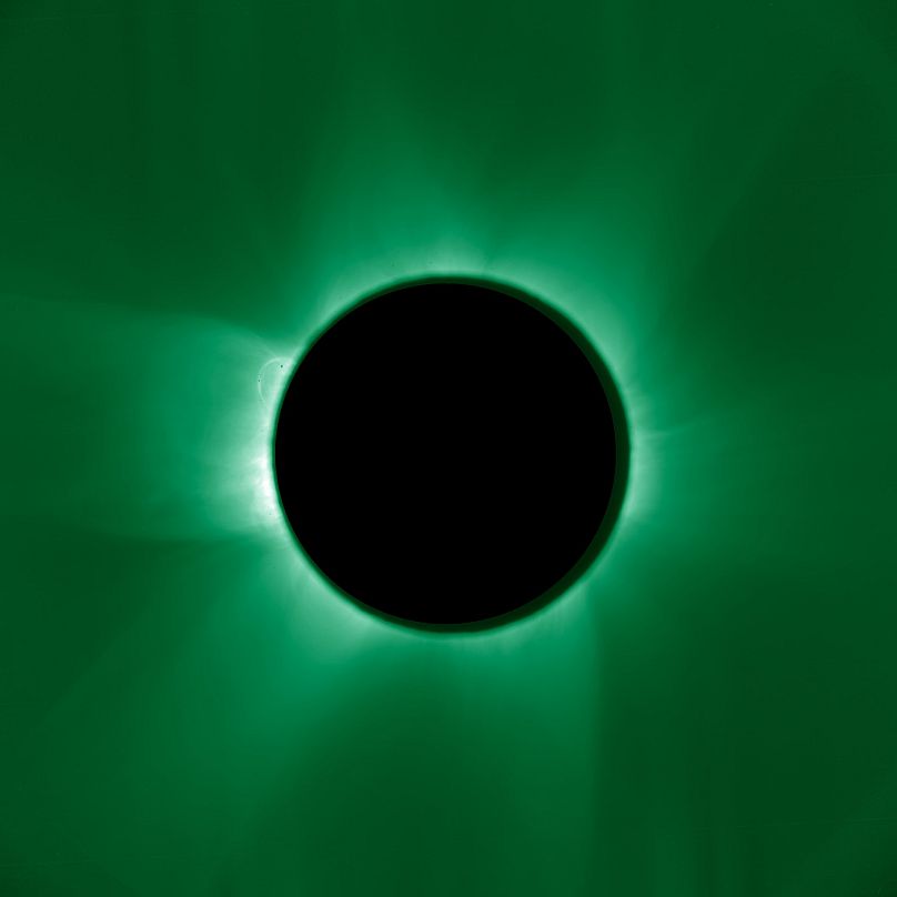 La corona interior del Sol, coloreada artificialmente para que parezca verde oscuro, en una imagen tomada el 23 de mayo de 2025 por el coronógrafo ASPIICS a bordo de Proba-3, 
