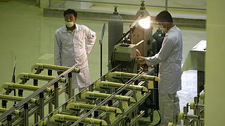 Trabajadores iraníes en la planta de producción de uranio de Fordow
