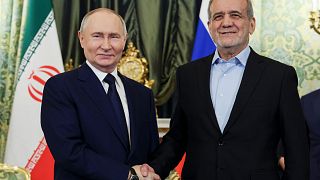 Vlagyimir Putyin orosz elnök (balra) és Maszúd Peszkian iráni elnök pózolnak egy fényképen találkozójukon a Kremlben Moszkvában 2025. január 17-én.