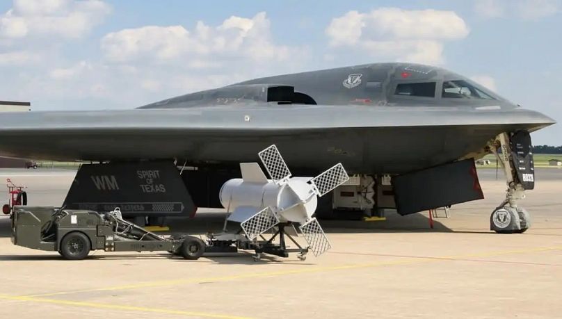 GBU-57 y un B-2 Spirit