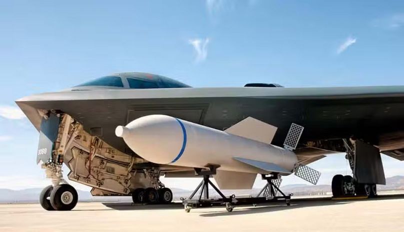 B-2 Spirit y un misil GBU-57