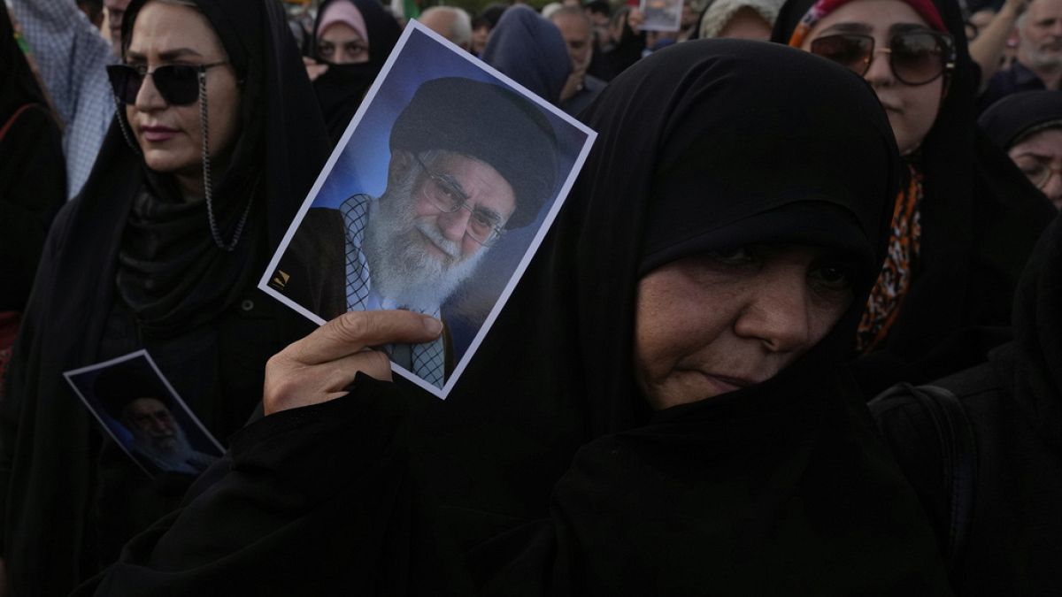 احتجاجات في طهران بعد ضربات أمريكية ضد مواقع نووية إيرانية