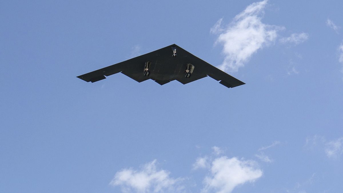 ما لا تراه الرادارات.. قصة الطيارين داخل قمرة القيادة للقاذفة الشبح B-2