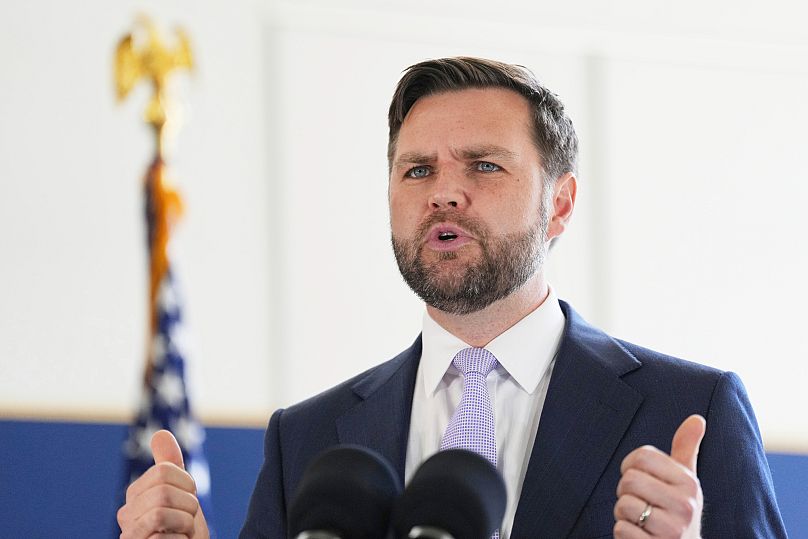 Wiceprezydent JD Vance przemawia podczas wizyty w Wilshire Federal Building w piątek 20 czerwca 2025 r. w Los Angeles.