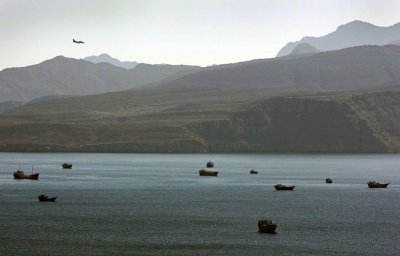 Un avion survole les montagnes au sud du détroit d'Ormuz près de la ville de Khasab, à Oman, le 19 janvier 2012
