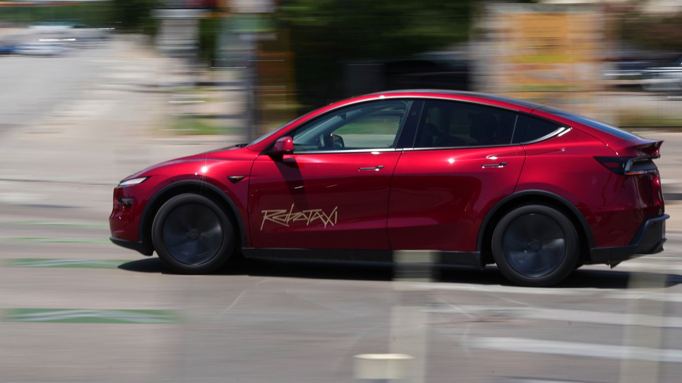 VIDEOS: ELON MUSK’S ‘ROBOTAXIS’ DRIVE ON WRONG SIDE OF STREET 🚨