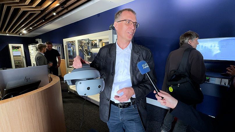 Mariusz Waśkowicz, promotor rozwiązań digitalizacyjnych w Siemens z okularami VR, Warszawa, 24.06.2025 r.