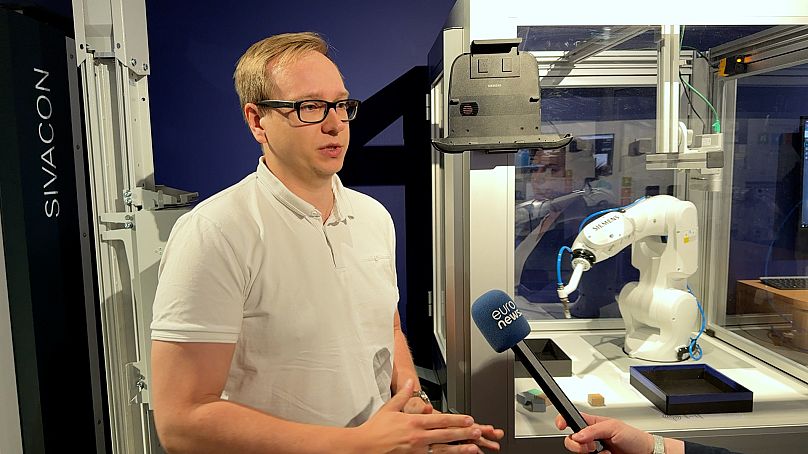 Patryk Janicki, inżynier ds wparcia technicznego Siemens prezentuje robota sterowanego aplikacją Pick AI , Warszawa, 24.06.2025 r.