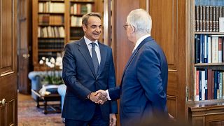 Kiriákosz Micotakisz görög miniszterelnök kezet fog Konsztantinosz Taszúlasz görög köztársasági elnökkel