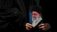 Un manifestante sostiene un cartel del líder supremo de Irán, el ayatolá Ali Jamenei, Irán, viernes 20 de junio de 2025.  