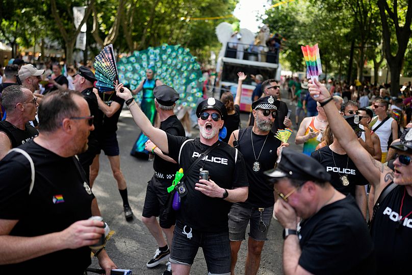 Des participants dansent sur l'Avenida da Liberdade à Lisbonne lors du défilé de l'EuroPride, au Portugal, le samedi 21 juin 2025