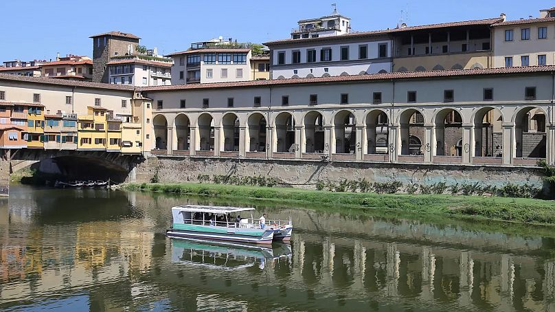 Die Säulen des Korridors, der die Uffizien mit den Boboli-Gärten verbindet, wurden mit Graffiti besprüht. 23. August 2023.