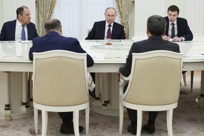 Vladimir Putin, ao centro, ouve o ministro dos Negócios Estrangeiros iraniano, Abbas Araghchi, durante as suas conversações no Kremlin em Moscovo, Rússia. 23 junho 2025