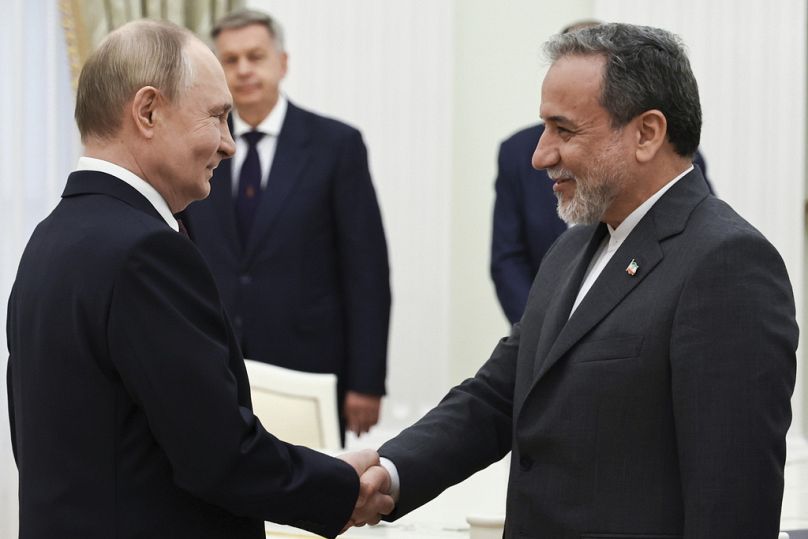 الرئيس الروسي فلاديمير بوتين يستقبل وزير الخارجية الإيراني عباس عراقجي قبيل بدء محادثاتهما في الكرملين بالعاصمة موسكو، الإثنين 23 حزيران/يونيو 2025.