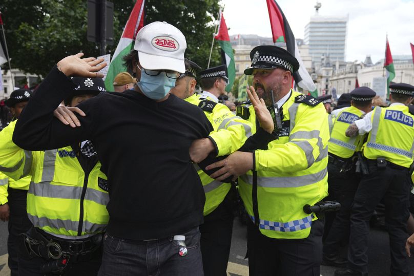 Policja usuwa demonstranta podczas protestu grupy Palestine Action w Londynie, poniedziałek, 23 czerwca 2025 r.