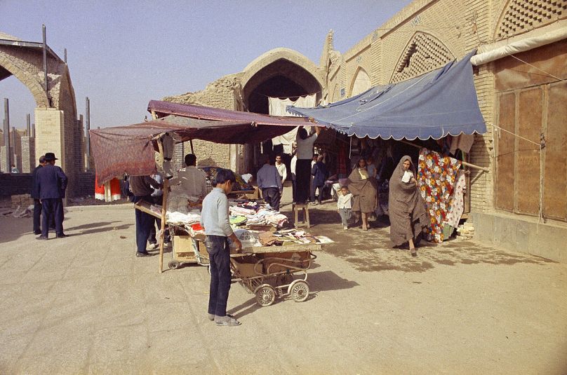 لقطة من سوق خارج مسجد الجمعة في أصفهان، إيران، يوليو 1971. 