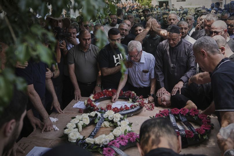 أقارب يشيّعون أربعة من عائلة الخطيب، من فلسطينيي الداخل، قُتلوا في قصف إيراني على مدينة طمرة في 17 حزيران/ يونيو 2025.